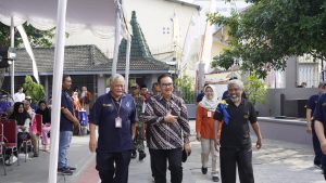 Momen hangat: Kepala sekolah, rektor, dan wali kota berfoto bersama setelah membuka acara bakti sosial Dies Natalis.